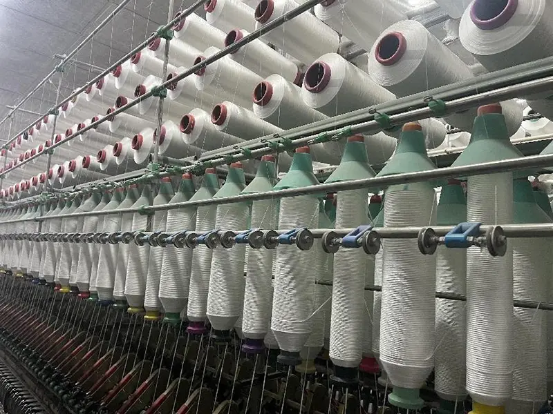 Yarn preparation process at MUYUE Textile transparent factory, ensuring stable yarn feeding and consistent quality for knitted fabric manufacturing
